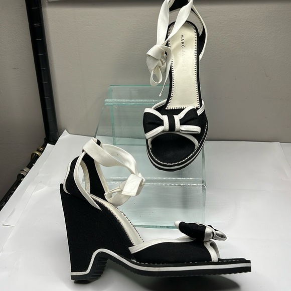Marc Jacobs Sz 7.5 Black White Canvas Wedge Bow Ankle Wrap Sandals Shoes - Picture 1 of 9